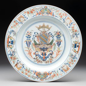 A Chinese verte-Imari armorial dish with the arms of Ataide for the Portuguese market, Kangxi, ca. 1720 — photo 1