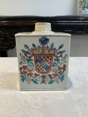 A Chinese verte-Imari armorial 'Sampaio e Melo' tea caddy with gilt-brass cover for the Portuguese market, Kangxi — photo 2