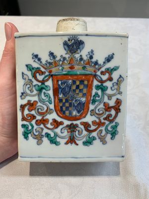 A Chinese verte-Imari armorial 'Sampaio e Melo' tea caddy with gilt-brass cover for the Portuguese market, Kangxi — photo 10