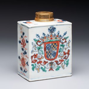 A Chinese verte-Imari armorial 'Sampaio e Melo' tea caddy with gilt-brass cover for the Portuguese market, Kangxi — photo 1