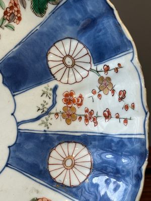 A Chinese verte-Imari dish with floral decor, Kangxi — photo 3