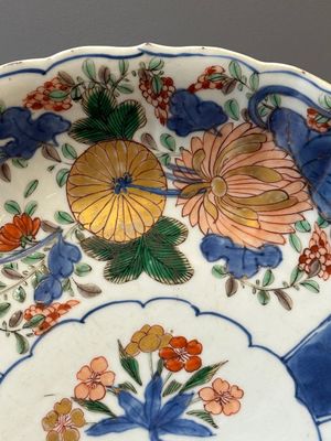A Chinese verte-Imari dish with floral decor, Kangxi — photo 4
