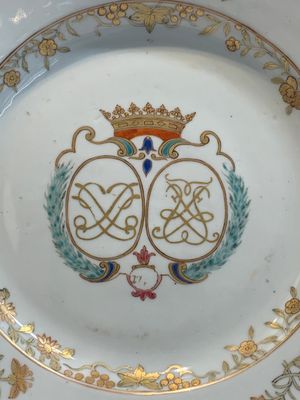 A Chinese verte-Imari plate and a famille rose armorial alliance plate, Qianlong — photo 3