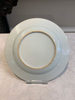 A Chinese verte-Imari plate and a famille rose armorial alliance plate, Qianlong — photo 4