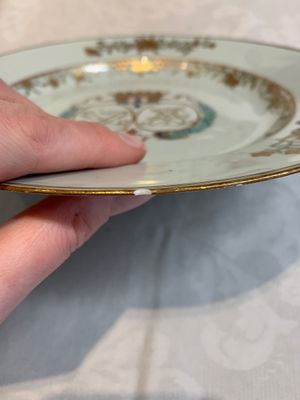 A Chinese verte-Imari plate and a famille rose armorial alliance plate, Qianlong — photo 5