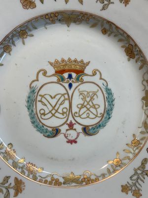 A Chinese verte-Imari plate and a famille rose armorial alliance plate, Qianlong — photo 6