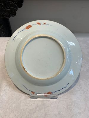 A Chinese verte-Imari plate and a famille rose armorial alliance plate, Qianlong — photo 8