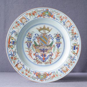 A Chinese verte-Imari Portuguese market dish with the arms of Ataide, ca. 1720 — photo 3