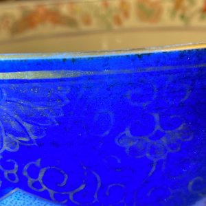 A Chinese verte-Imari powder blue-ground bowl, Kangxi — photo 8