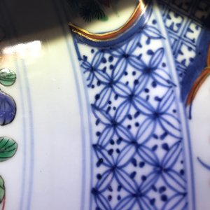 A Chinese verte-Imari 'Provinces' dish with the arms of Malines, Kangxi/Yongzheng — photo 3