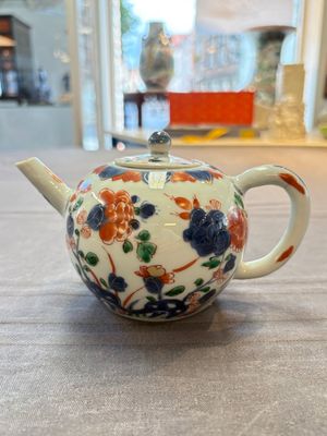 A Chinese verte-Imari teapot and a blue and white teapot with floral design, Kangxi — 照片 1