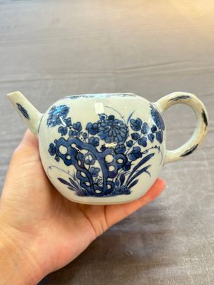 A Chinese verte-Imari teapot and a blue and white teapot with floral design, Kangxi — 照片 11