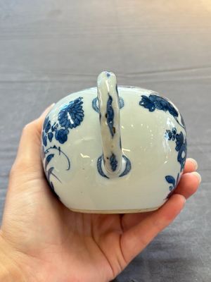 A Chinese verte-Imari teapot and a blue and white teapot with floral design, Kangxi — 照片 12