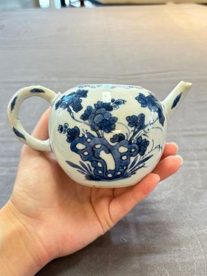 A Chinese verte-Imari teapot and a blue and white teapot with floral design, Kangxi — 照片 13