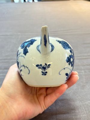 A Chinese verte-Imari teapot and a blue and white teapot with floral design, Kangxi — 照片 14