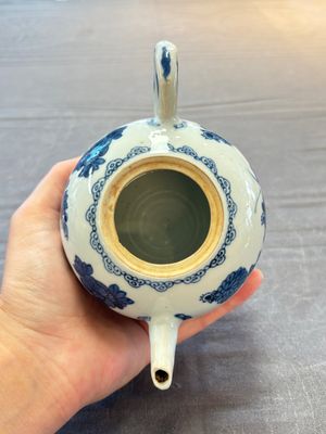 A Chinese verte-Imari teapot and a blue and white teapot with floral design, Kangxi — 照片 15