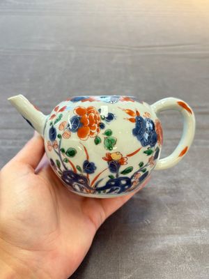 A Chinese verte-Imari teapot and a blue and white teapot with floral design, Kangxi — 照片 2