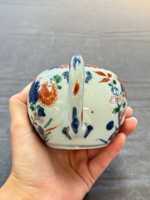 A Chinese verte-Imari teapot and a blue and white teapot with floral design, Kangxi — 照片 3
