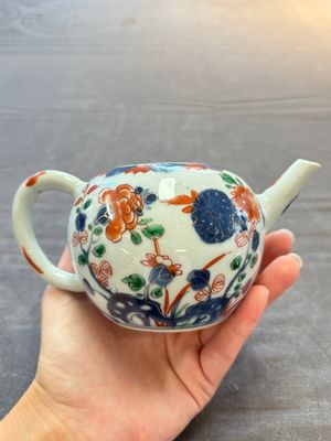 A Chinese verte-Imari teapot and a blue and white teapot with floral design, Kangxi — 照片 4