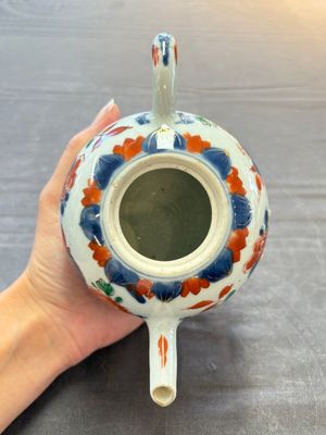 A Chinese verte-Imari teapot and a blue and white teapot with floral design, Kangxi — 照片 6