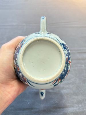 A Chinese verte-Imari teapot and a blue and white teapot with floral design, Kangxi — 照片 7