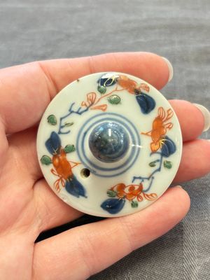 A Chinese verte-Imari teapot and a blue and white teapot with floral design, Kangxi — 照片 8