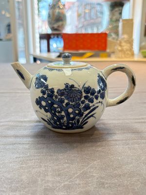 A Chinese verte-Imari teapot and a blue and white teapot with floral design, Kangxi — 照片 10