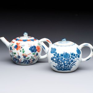 A Chinese verte-Imari teapot and a blue and white teapot with floral design, Kangxi — 照片 1