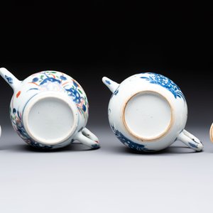 A Chinese verte-Imari teapot and a blue and white teapot with floral design, Kangxi — 照片 7