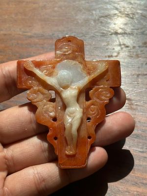 A Chinese white and red jade 'crucifix' pendant, 19th C. — foto 1