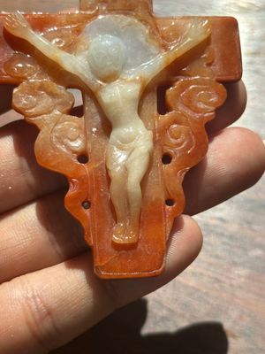 A Chinese white and red jade 'crucifix' pendant, 19th C. — foto 3