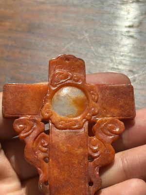 A Chinese white and red jade 'crucifix' pendant, 19th C. — foto 4