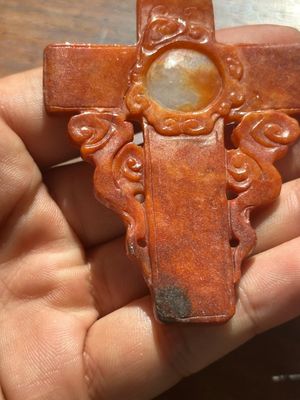 A Chinese white and red jade 'crucifix' pendant, 19th C. — foto 5