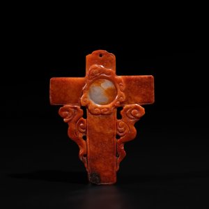 A Chinese white and red jade 'crucifix' pendant, 19th C. — foto 3