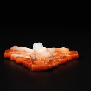 A Chinese white and red jade 'crucifix' pendant, 19th C. — foto 6
