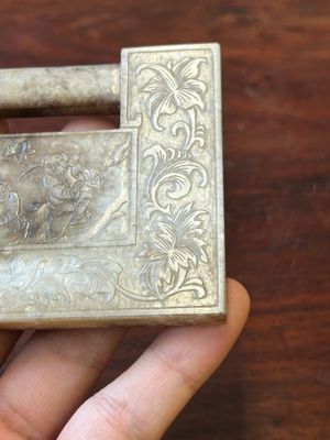 A Chinese white and russet jade lock-shaped plaque with inscription 'Huan Tian Xi Di 歡天喜地', Qing — 照片 7