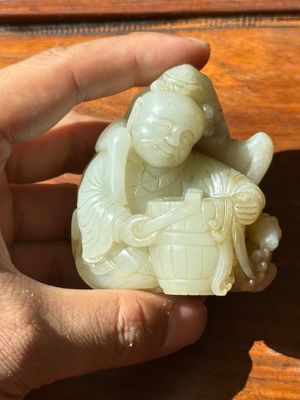 A Chinese white and russet jade 'Lu Ru Feng Qin 鹿乳奉親' carving, Qing — 照片 1