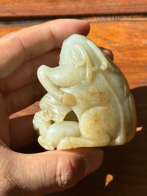A Chinese white and russet jade 'Lu Ru Feng Qin 鹿乳奉親' carving, Qing — 照片 3
