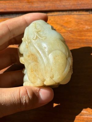A Chinese white and russet jade 'Lu Ru Feng Qin 鹿乳奉親' carving, Qing — 照片 4