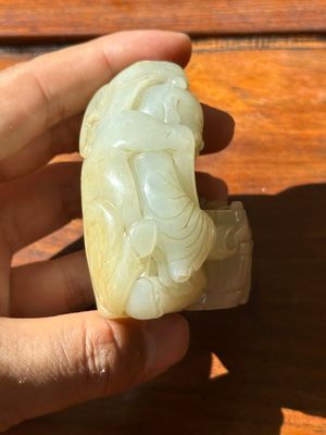 A Chinese white and russet jade 'Lu Ru Feng Qin 鹿乳奉親' carving, Qing — 照片 5