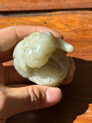 A Chinese white and russet jade 'Lu Ru Feng Qin 鹿乳奉親' carving, Qing — 照片 6