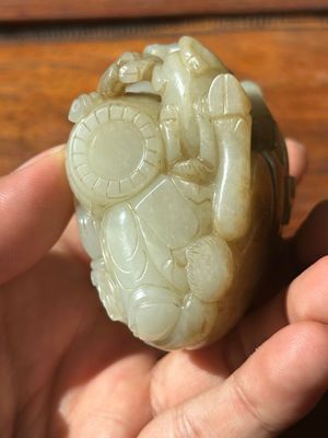 A Chinese white and russet jade 'Lu Ru Feng Qin 鹿乳奉親' carving, Qing — 照片 8