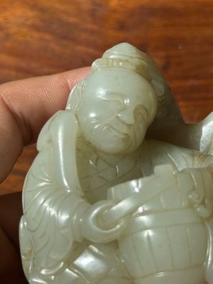 A Chinese white and russet jade 'Lu Ru Feng Qin 鹿乳奉親' carving, Qing — 照片 9