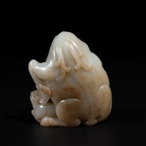 A Chinese white and russet jade 'Lu Ru Feng Qin 鹿乳奉親' carving, Qing — 照片 3