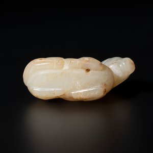 A Chinese white and russet jade pendant in the form of a horse, Song/Ming — photo 7