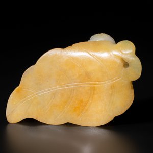 A Chinese white and yellow jade carving of a reclining lady on a leaf, Qing — photo 3