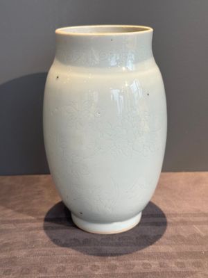 A Chinese white-glazed anhua 'birds' jar, Transitional period — photo 3
