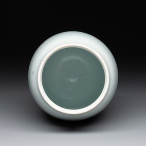 A Chinese white-glazed anhua 'birds' jar, Transitional period — photo 4