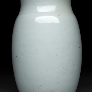 A Chinese white-glazed anhua 'birds' jar, Transitional period — photo 7