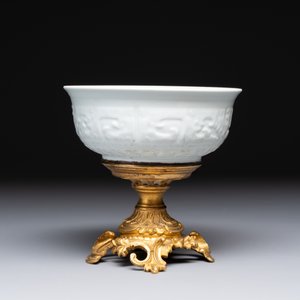 A Chinese white-glazed 'anhua' 'chilong' bowl on gilt bronze stand, 18/19th C. — 照片 3